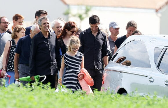 Julien Clerc, sa femme Hélène Grémillon, les fils du défunt, Antoine Leclerc, Mathieu Leclerc, les membres de la famille et les proches aux obsèques civiles du journaliste Gérard Leclerc au cimetière des Trois-Moutiers à Loudun, dans la Vienne, France, le 24 août 2023. © Dominique Jacovides/Bestimage