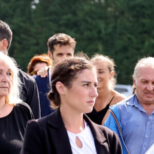 Julie Leclerc, femme du défunt, sa fille Charlotte Leclerc, ses fils Antoine Leclerc et Mathieu Leclerc, les membres de la famille et les proches aux obsèques civiles du journaliste Gérard Leclerc au cimetière des Trois-Moutiers à Loudun, dans la Vienne, France, le 24 août 2023. © Dominique Jacovides/Bestimage