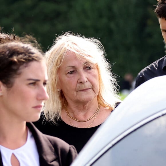 Julie Leclerc, femme du défunt aux obsèques civiles du journaliste Gérard Leclerc au cimetière des Trois-Moutiers à Loudun, dans la Vienne, France, le 24 août 2023. © Dominique Jacovides/Bestimage