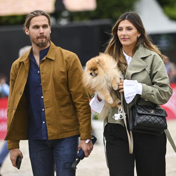 Camille Cerf (Miss France 2015 et Ambassadrice du LGCT-LPEJ 2022), son compagnon Théo Fleury et le chien Romeo - 8ème édition du "Longines Paris Eiffel Jumping" au Champ de Mars à Paris, le 25 juin 2022. © Jean-Baptiste Autissier/Panoramic/Bestimage 