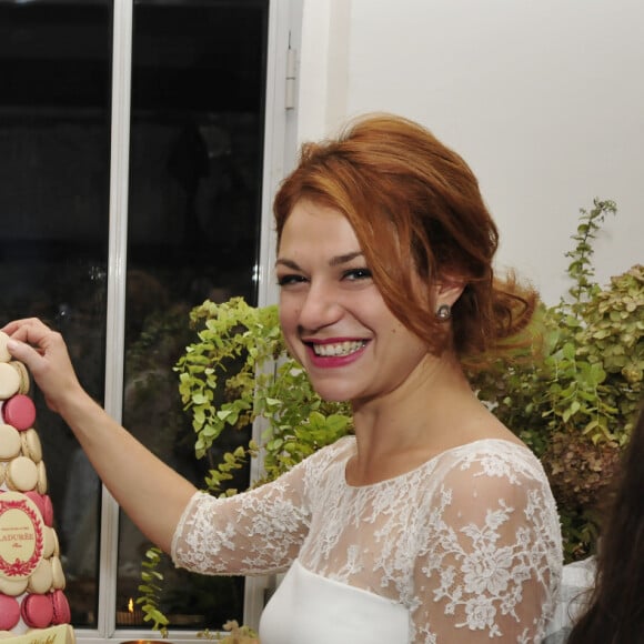 Le jour de ses noces, la comédienne belge portait une magnifique roube courte
Exclusif - Emilie Dequenne et son époux Michel Ferracci devant la pièce montée - Cocktail dînatoire lors de la soirée du mariage de Michel Ferracci et Emilie Dequenne le samedi 11 octobre 2014, dans un loft du 10ème arrondissement, à Paris.