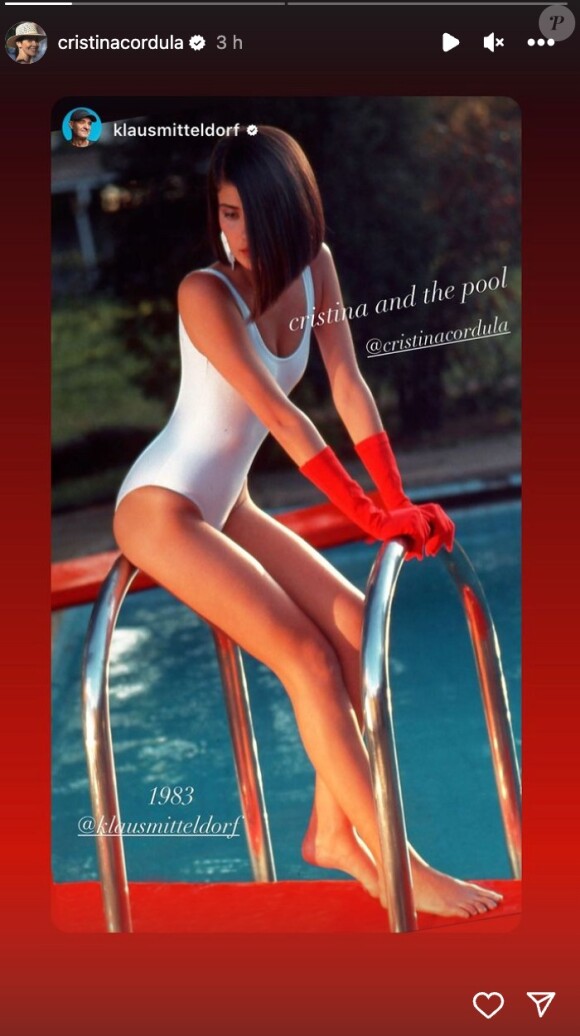 Habillée d'un très chic maillot de bain blanc une-pièce, l'animatrice pose avec allure sur l'échelle d'une piscine avec des gants rouges.  Devant l'objectif, la star qui arbore un carré plongeant affiche une silhouette sculpturale !