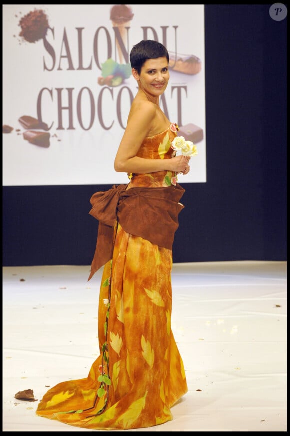 Cristina Cordula - Défilé lors du 16ème salon du Chocolat "Ethic/Choc", porte de Versailles à Paris.