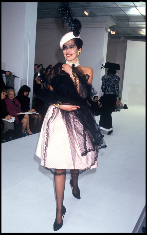 Cristina Cordula défilait il y a 30 ans pour Chanel - Cristina Cordula - Défilé Mode Chanel Collection prêt à porter Printemps/été 1988 à Paris.