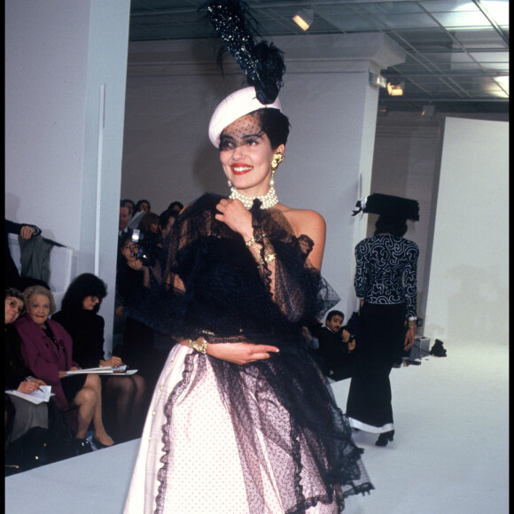Cristina Cordula défilait il y a 30 ans pour Chanel - Cristina Cordula - Défilé Mode Chanel Collection prêt à porter Printemps/été 1988 à Paris.