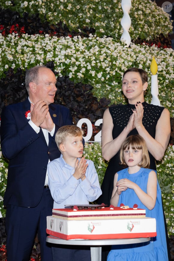 Le prince Albert II de Monaco, la princesse Charlene, Le prince Jacques de Monaco, marquis des Baux, La princesse Gabriella de Monaco, comtesse de Carladès - La famille princière de Monaco partage le gâteau d'anniversaire dans le cadre des commémorations du centenaire du prince Rainier III le 31 mai 2023.  © Olivier Huitel/Pool Monaco/Bestimage 