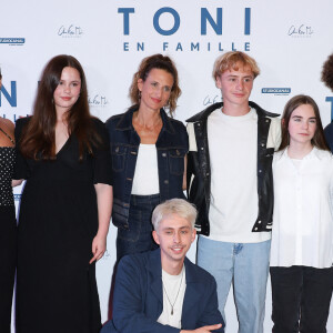 Léa Lopez, Louise Labèque, Camille Cottin, Thomas Gioria, Juliane Lepoureau et Oscar Pauleau - Avant-première du film "Toni en famille" au Pathé Convention à Paris le 29 août 2023. © Coadic Guirec / Bestimage