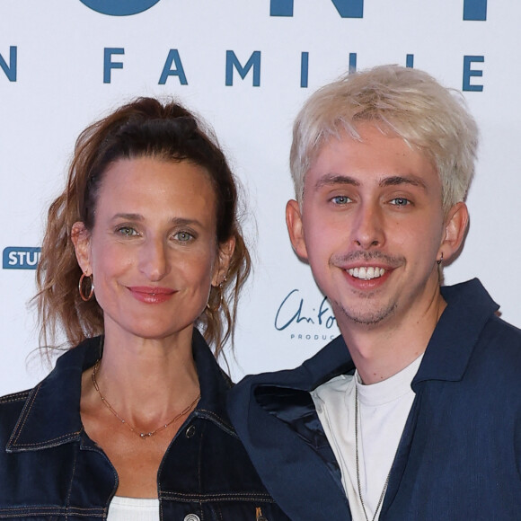 Dans ce film, l'actrice incarne une mère célibataire qui élève seule ses cinq enfants adolescents, tout en conciliant son travail à plein temps
Camille Cottin et Nathan Ambrosioni - Avant-première du film "Toni en famille" au Pathé Convention à Paris le 29 août 2023. © Coadic Guirec / Bestimage