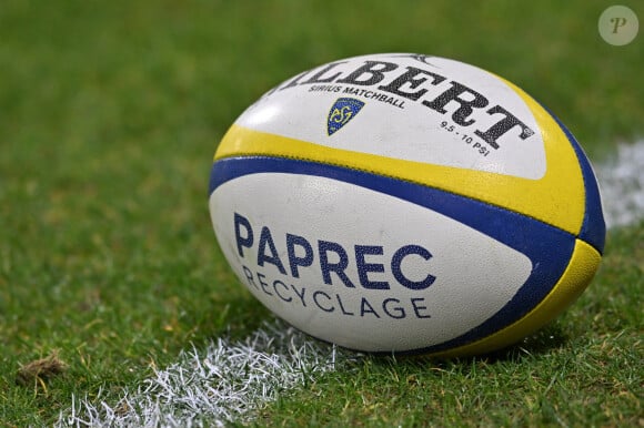 L'identité du joueur n'a pour l'heure pas été révélée, mais le corps du défunt a été identifié par deux coachs de l'équipe
 
Ballon - Match de Rugby du Top 14 : Clermont bat Toulon 36 - 21 au Stade Marcel-Michelin à Clermont le 26 février 2023. © Frédéric Chambert / Panoramic / Bestimage