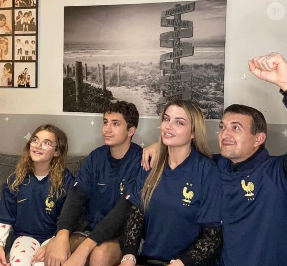 Amandine et Alexandre Pellissard aux côtés de deux de leurs enfants, photo relayée sur Instagram.