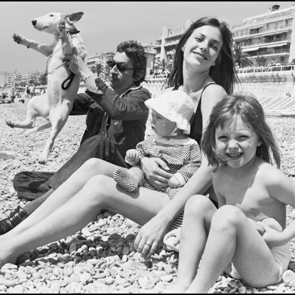 Ils avaient fondé une famille ensemble.
Serge Gainsbourg et Jane Birkin avec Kate Barry et Charlotte Gainsbourg, à Nice en 1972.