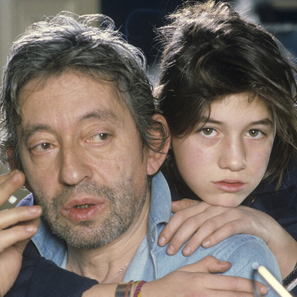 En France, à Paris, Serge Gainsbourg chez lui avec sa fille Charlotte dans son hotel particulier de la rue de Verneuil, posant au milieu de son bric-à-brac où il entasse des objets hétéroclites. © Michel Marizy via Bestimage
