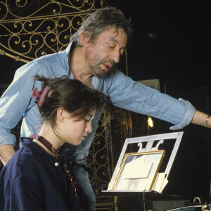 Archives - En France, à Paris, Serge Gainsbourg chez lui avec sa fille Charlotte dans son hotel particulier de la rue de Verneuil. © Michel Marizy via Bestimage