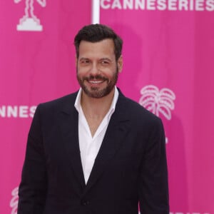 Bientôt à l'affiche de Tapie, la mini-série de Netflix sur l'homme d'affaires, Laurent Lafitte s'est confié à nos confrères du Parisien. 
Laurent Lafitte pour la série "Tapie" - Photocall (tapis rose) du festival Canneseries saison 6 au palais des festivals, à Cannes. 