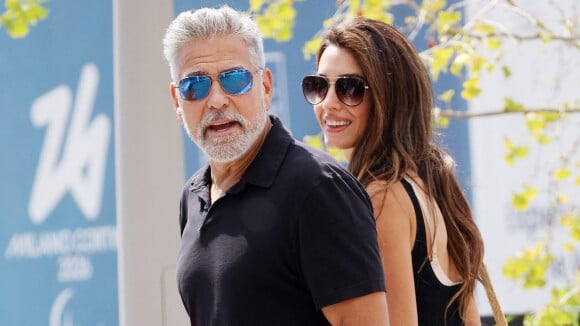 George Clooney gentleman sexy au bras d'Amal : L'acteur et sa sublime femme multiplient les gestes d'amour, rare complicité