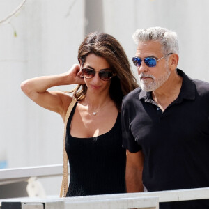 L'acteur américain George Clooney et sa femme Amal arrivent en bateau-taxi à l'aéroport de Venise-Marco Polo après avoir assister au 80ème festival international du film de Venise, La Mostra, à Venise, Italie, le 1er septembre 2023. 