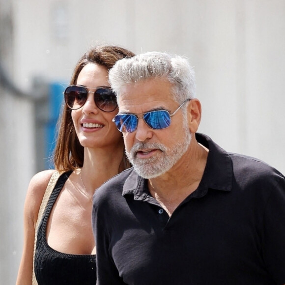 L'acteur américain George Clooney et sa femme Amal arrivent en bateau-taxi à l'aéroport de Venise-Marco Polo après avoir assister au 80ème festival international du film de Venise, La Mostra, à Venise, Italie, le 1er septembre 2023. 