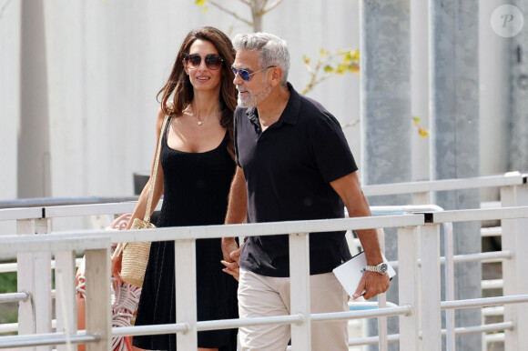 L'acteur américain George Clooney et sa femme Amal arrivent en bateau-taxi à l'aéroport de Venise-Marco Polo après avoir assister au 80ème festival international du film de Venise, La Mostra, à Venise, Italie, le 1er septembre 2023. 