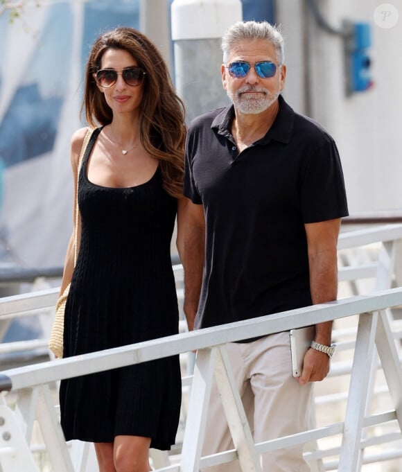 L'acteur américain George Clooney et sa femme Amal arrivent en bateau-taxi à l'aéroport de Venise-Marco Polo après avoir assister au 80ème festival international du film de Venise, La Mostra, à Venise, Italie, le 1er septembre 2023. 