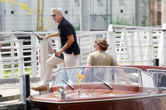 L'acteur américain George Clooney et sa femme Amal arrivent en bateau-taxi à l'aéroport de Venise-Marco Polo après avoir assister au 80ème festival international du film de Venise, La Mostra, à Venise, Italie, le 1er septembre 2023. 