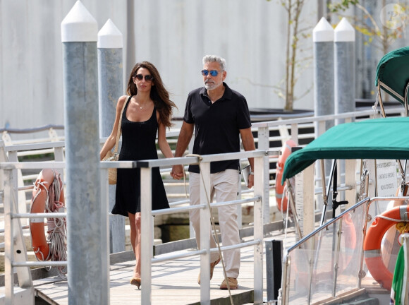 L'acteur américain George Clooney et sa femme Amal arrivent en bateau-taxi à l'aéroport de Venise-Marco Polo après avoir assister au 80ème festival international du film de Venise, La Mostra, à Venise, Italie, le 1er septembre 2023. 