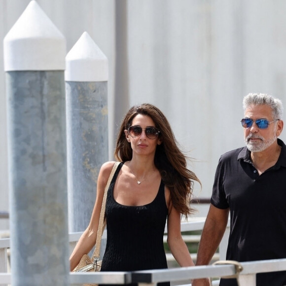 L'acteur américain George Clooney et sa femme Amal arrivent en bateau-taxi à l'aéroport de Venise-Marco Polo après avoir assister au 80ème festival international du film de Venise, La Mostra, à Venise, Italie, le 1er septembre 2023. 