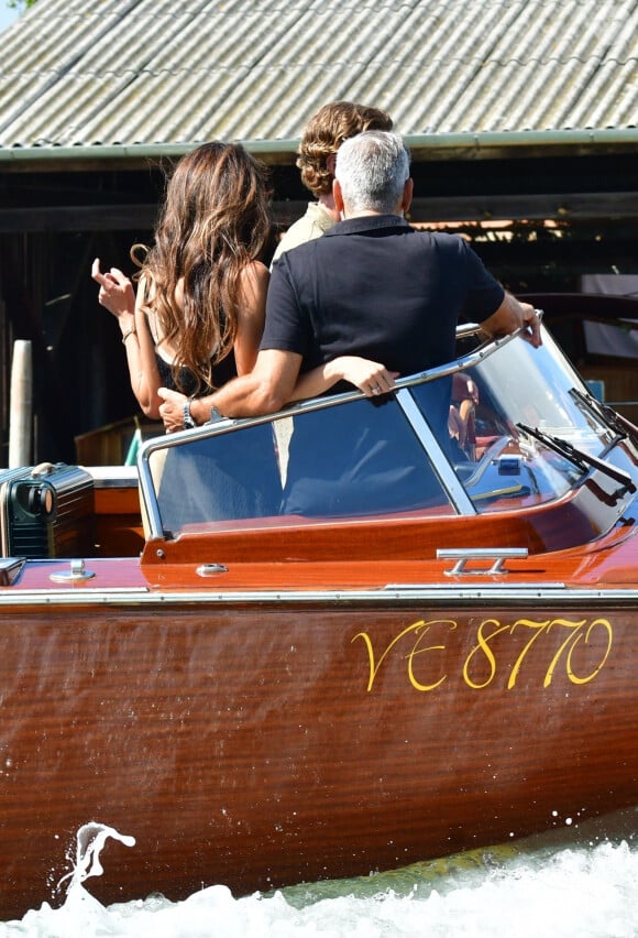 Ce vendredi, ils étaient à nouveau très proches.
L'acteur américain George Clooney et sa femme Amal montent sur un bateau-taxi pour naviguer sur le Grand Canal lors du 80ème festival international du film de Venise, La Mostra, à Venise, Italie, le 1er septembre 2023.