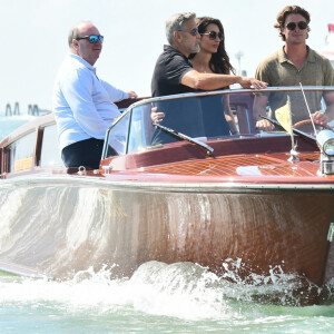 L'acteur américain George Clooney et sa femme Amal montent sur un bateau-taxi pour naviguer sur le Grand Canal lors du 80ème festival international du film de Venise, La Mostra, à Venise, Italie, le 1er septembre 2023. 