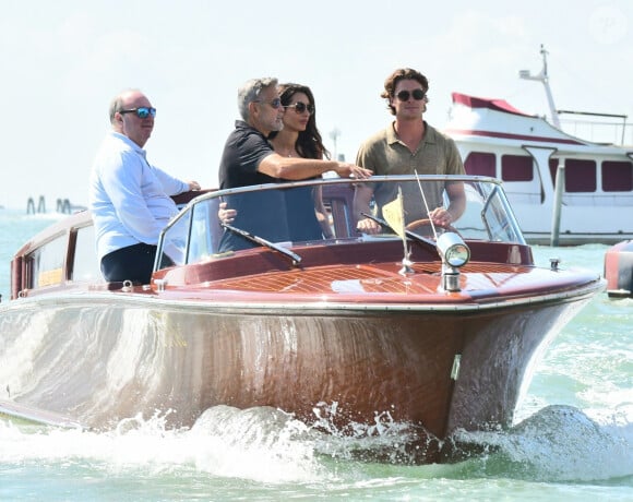 L'acteur américain George Clooney et sa femme Amal montent sur un bateau-taxi pour naviguer sur le Grand Canal lors du 80ème festival international du film de Venise, La Mostra, à Venise, Italie, le 1er septembre 2023. 