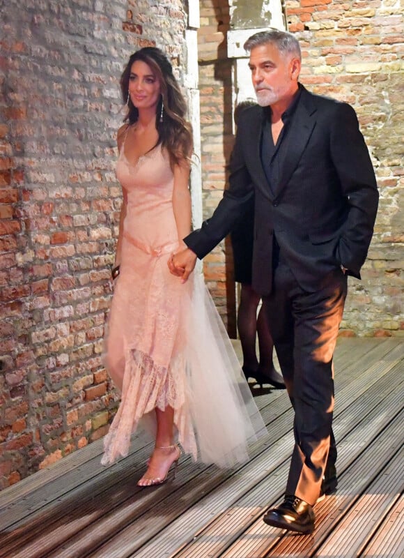 Le couple va à nouveau se montrer amoureux sur le tapis rouge de la Mostra dans les prochains jours.
George Clooney et sa femme Amal Clooney à Venise - Venise, 31 août 2023