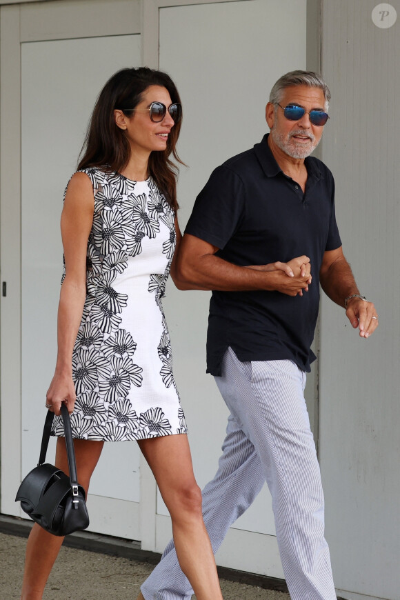 George Clooney et sa femme Amal Alamuddin à destination de l'hôtel Belmond Cipriani en bateau depuis leur arrivée par vol privé à Venise, Italie, le 29 août 2023. 