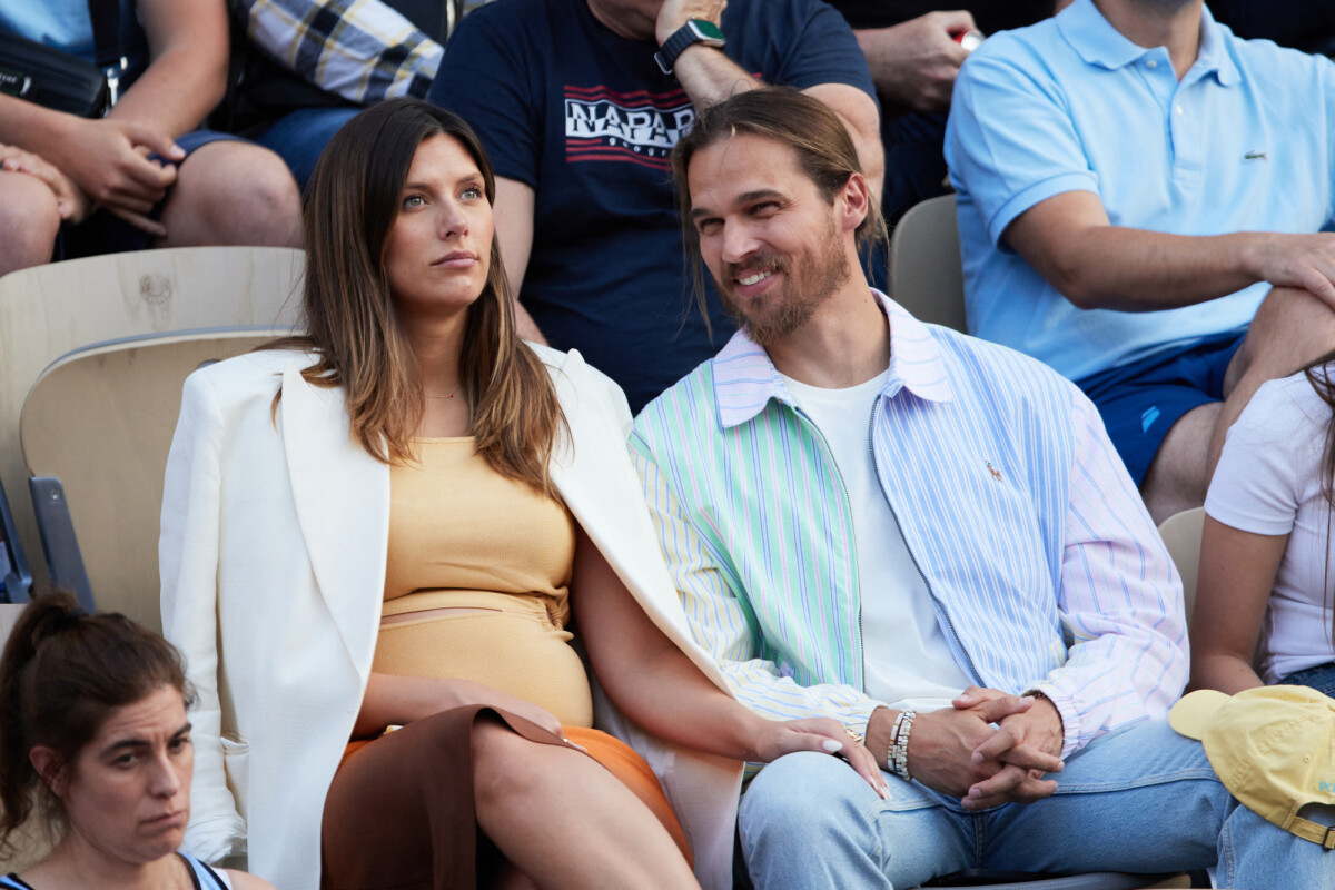 Photo : Camille Cerf (Miss France 2015), enceinte et son compagnon Théo  Fleury dans les tribunes lors des Internationaux de France de Tennis de  Roland Garros 2023. Paris, le 7 juin 2023. © Jacovides-Moreau / Bestimage -  Purepeople