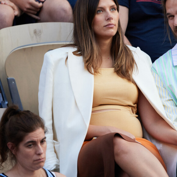 Camille Cerf (Miss France 2015), enceinte et son compagnon Théo Fleury dans les tribunes lors des Internationaux de France de Tennis de Roland Garros 2023. Paris, le 7 juin 2023. © Jacovides-Moreau / Bestimage