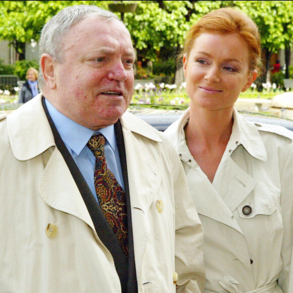 Céline Boisson est la dernière épouse de Jacques Martin. Il l'a épousée en 1992.
Exclusif- Jacques Martin et sa femme Celine au mariage d'Arielle et Stéphane Collaro à la mairie de Levallois-Perret. ©Angeli-Macault / Bestimage