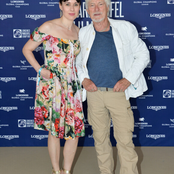 Murielle portait une longue robe blanche classique et un voile décoré de dentelles
Exclusif - Hugues Aufray et Murielle - Photocall du déjeuner - Longines Paris Eiffel Jumping au Champ de Mars à Paris, le samedi 6 juillet 2019. © Veeren Ramsamy/Bestimage 