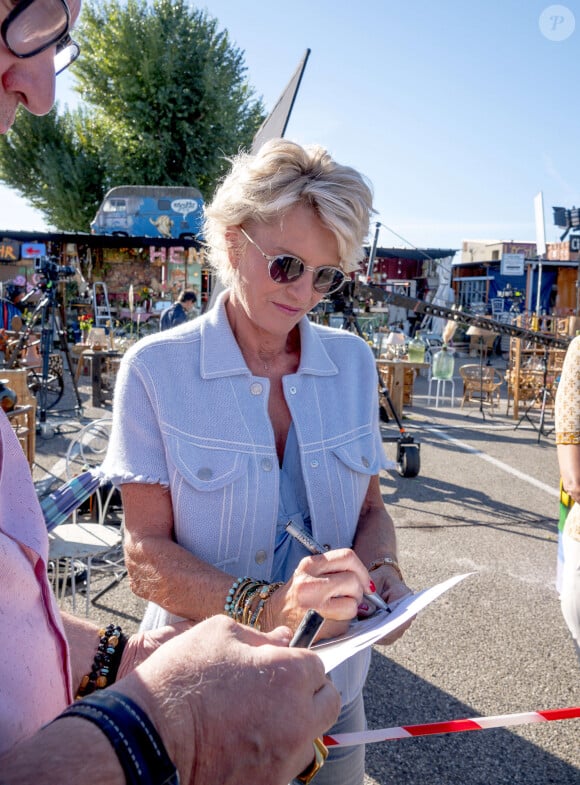 Sophie Davant sur le tournage de l'émission "Affaire conclue" aux Puces du Canal à Villeurbanne. Le 11 septembre 2022 © Sandrine Thesillat / Panoramic / Bestimage