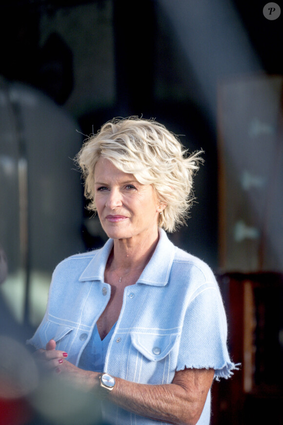 Sophie Davant sur le tournage de l'émission "Affaire conclue" aux Puces du Canal à Villeurbanne. Le 11 septembre 2022 © Sandrine Thesillat / Panoramic / Bestimage