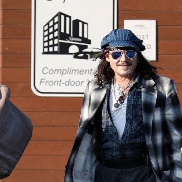 Mais l'héroïne de la série "Mercredi" a démenti ces deux informations.
Exclusif - Tout juste débarqué d'un jet privé, Johnny Depp est aperçu marchant avec une canne. Boston, le 29 juillet, 2023.