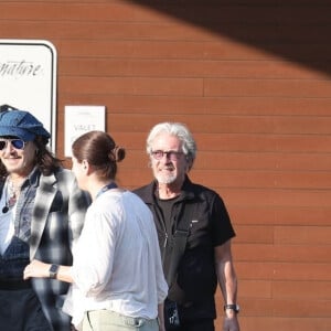 C'est la rumeur qui court depuis que Tim Burton travaille sur la suite du film Beetlejuice.
Exclusif - Tout juste débarqué d'un jet privé, Johnny Depp est aperçu marchant avec une canne. Boston, le 29 juillet, 2023.