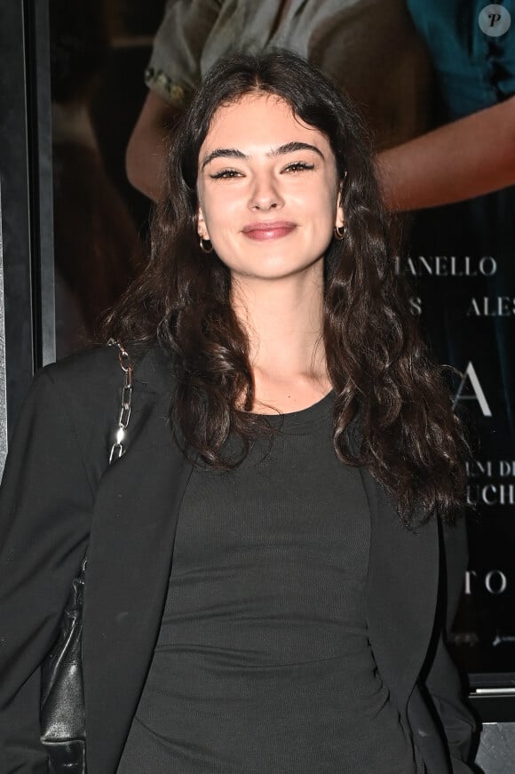 La jeune femme est fière de commencer sa carrière avec ce film qui lui a permis de sentir son "italianité" de manière plus puissante.  
Deva Cassel à la première du film "La Bella Estate" au cinéma Giulio Cesare à Rome, Italie, le 1er septembre 2023.