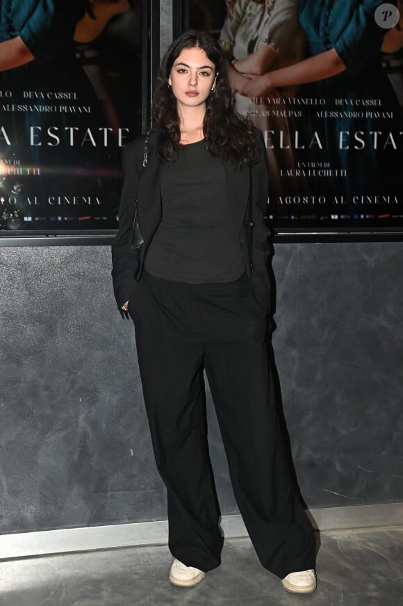 Présente à la première du long-métrage de Laura Luchetti à Rome, la jeune femme  a choisi un look full black plutôt casual. 
Deva Cassel à la première du film "La Bella Estate" au cinéma Giulio Cesare à Rome, Italie, le 1er septembre 2023. 