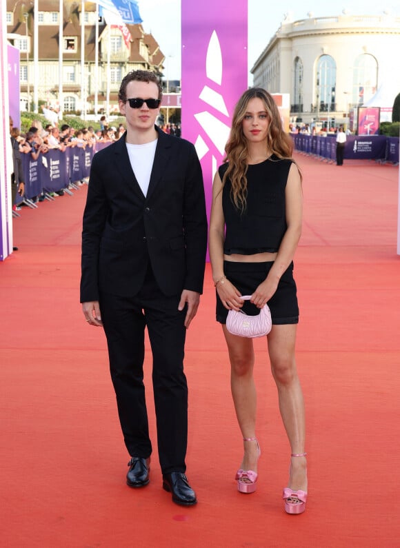 Son demi-frère, quant à lui, fruit des amours entre Judith Godrèche et Dany Boon avait opté pour un costume noir et un t-shirt blanc. 
Noé Boon, Tess Barthélemy - Projection du film "The pod generation" lors du 49ème Festival du Cinema Americain de Deauville, le 3 septembre 2023. 