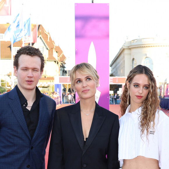 Judith Godrèche entre son fils Noé Boon et sa fille Tess Berthelemy à la première du film "Dogman" lors du 49ème Festival du Cinema Americain de Deauville, France, le 2 septembre 2023. © Denis Guignebourg/BestImage 