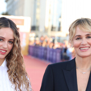 Tess Barthélemy et sa mère Judith Godrèche à la première du film "Dogman" lors du 49ème Festival du Cinema Americain de Deauville, France, le 2 septembre 2023. © Denis Guignebourg/BestImage 