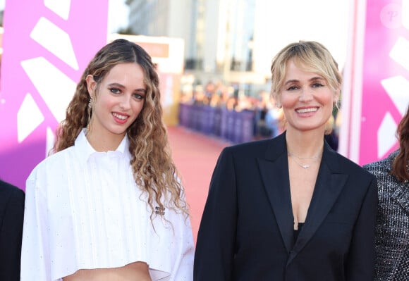 Tess Barthélemy et sa mère Judith Godrèche à la première du film "Dogman" lors du 49ème Festival du Cinema Americain de Deauville, France, le 2 septembre 2023. © Denis Guignebourg/BestImage 