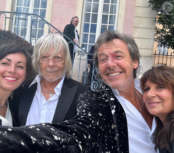 Jean-Luc Reichmann a partagé plusieurs photos du mariage de Hugues Aufray avec sa femme Murielle sur Instagram le 3 septembre 2023.
