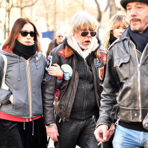 Lolita Séchan et son père le chanteur Renaud, Romane Serda - Obsèques de Thierry Séchan frère du chanteur Renaud) au cimetière du Montparnasse à Paris le 16 janvier 2019.