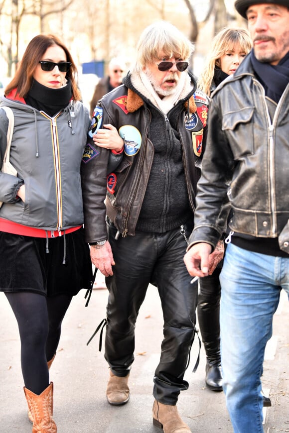 Lolita Séchan et son père le chanteur Renaud, Romane Serda - Obsèques de Thierry Séchan frère du chanteur Renaud) au cimetière du Montparnasse à Paris le 16 janvier 2019.