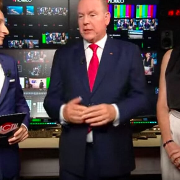 Invités pour le lancement d'une chaîne monégasque, ils ont posé devant les photographes.
Le prince Albert de Monaco et la princesse Charlene ont assisté vendredi au lancement de la chaîne de télévision TVMonaco, première télévision publique généraliste de la principauté.01/09/2023 © Capture TV Monaco via Bestimage 