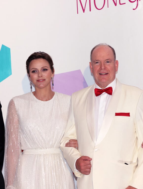 Un rapprochement physique assez rare chez eux !
Le prince Albert II de Monaco et la princesse Charlène de Monaco lors du 74ème Gala de la Croix-Rouge Monégasque, qui se tient dans la mythique Salle des Etoiles du Sporting Monte-Carlo à Monaco. Cette année l'ambassadeur du gala n'est autre que la rock star internationale Robbie Wiliams. En cette occasion Robbie Williams s'est produit en concert exclusif à la Salle des Etoiles. Monaco, le 29 juillet 2023. © Claudia Albuquerque/Bestimage 